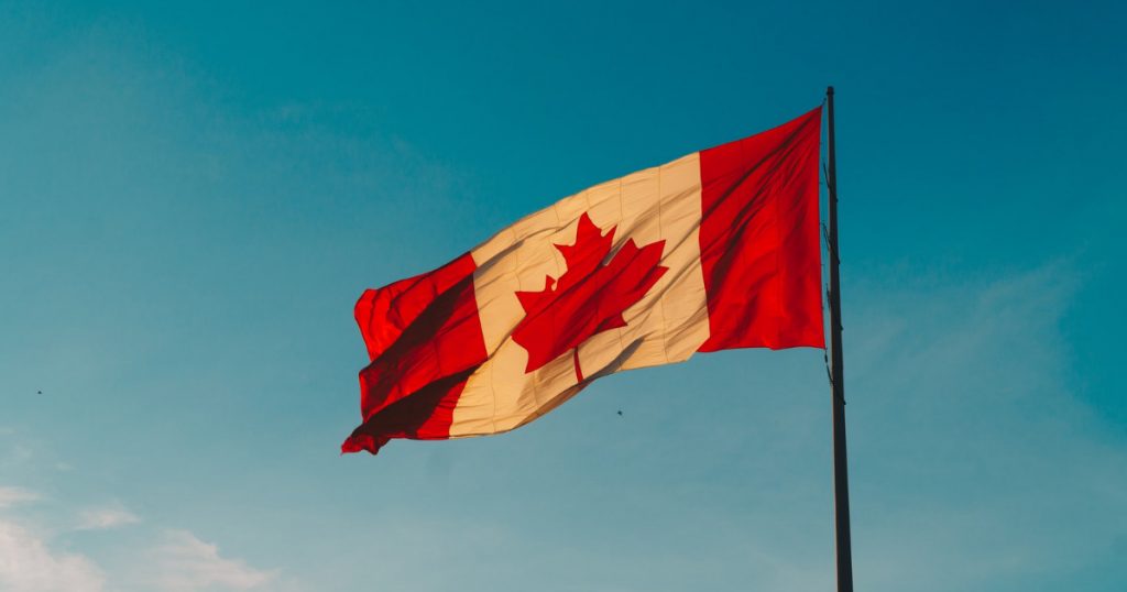 カナダの国旗と青空